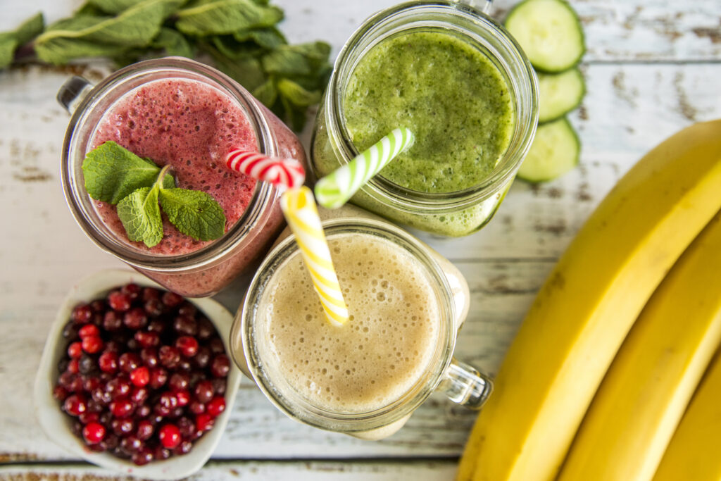 Zdrowe koktajle, smoothie i shake to popularne napoje przygotowywane z różnych składników, ale różnią się zarówno składem, jak i konsystencją. Zdrowy koktajl często składa się z warzyw, owoców, czasem dodaje się też białko, soki czy jogurt. Jest to bardziej złożona kompozycja, często zawierająca składniki o wysokiej wartości odżywczej. Smoothie, z kolei, to gęstszy napój przygotowywany z owoców, warzyw, mleka lub jogurtu. Różnice w konsystencji wynikają z dodatków, takich jak lód czy owoce mrożone. Shake, natomiast, to najczęściej napój białkowy, przygotowywany na bazie białka w proszku, mleka i innych dodatków smakowych.