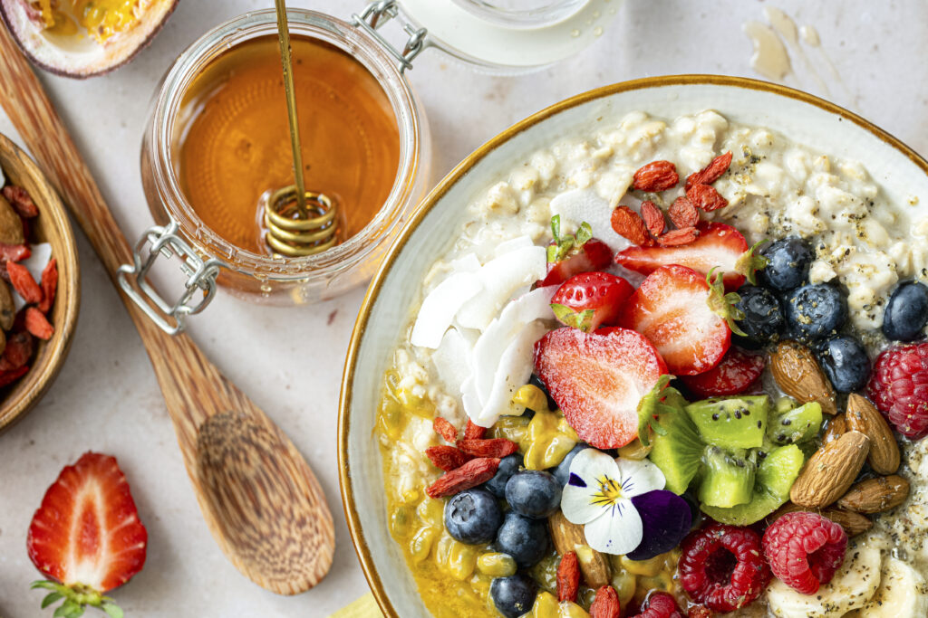Superfoods stanowią inspirujący dodatek do kuchni, wzbogacając nie tylko smak potraw, ale także dostarczając organizmowi obfitość składników odżywczych. Bogactwo kolorów i aromatów, które charakteryzują superfoods, sprawiają, że stają się kulinarnym skarbem dla tych, którzy pragną zdrowego i smacznego jedzenia.