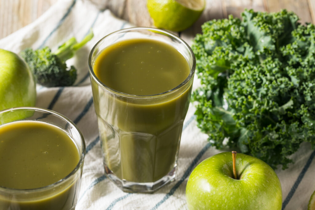 Skuteczny koktajl oczyszczający ze szpinakiem Green Detox