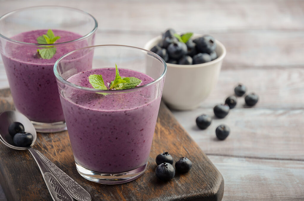 Borówki to pożywny i pyszny składnik, który można dodać do smoothie odchudzającego.