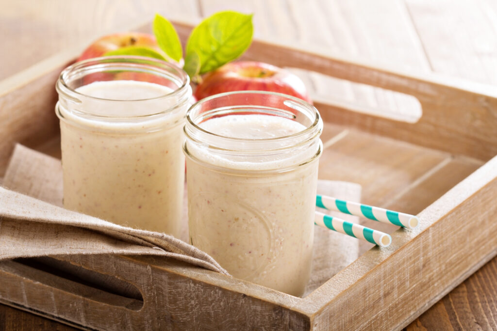 Odchudzające koktajle z jabłkami są niskokaloryczne, dzięki czemu są świetnym dodatkiem do Twojego smoothie bez znacznego zwiększania jego liczby kalorii.