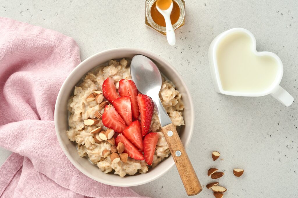Nocna owsianka proteinowa z truskawkami