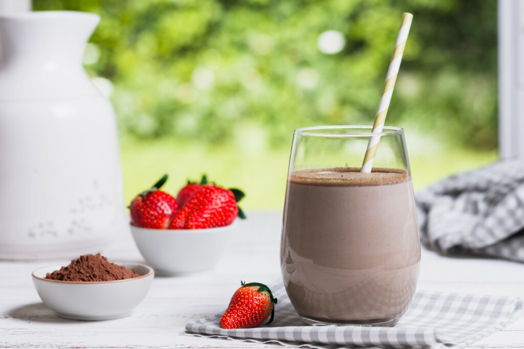 Czekoladowe smoothie z masłem orzechowym i truskawkami