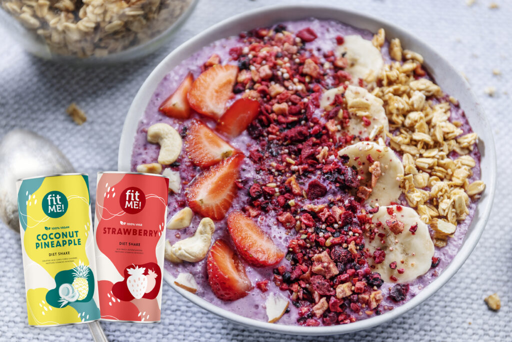 Acai bowl zyskała popularność dzięki obecności jagód acai, które są jednymi z najbardziej skoncentrowanych źródeł antyoksydantów na świecie. Antocyjany, flawonoidy i inne związki przeciwutleniające zawarte w jagodach acai nie tylko zapewniają intensywny fioletowy kolor, ale również chronią nasze komórki przed stresem oksydacyjnym, wpływając korzystnie na zdrowie serca i ogólne samopoczucie.
