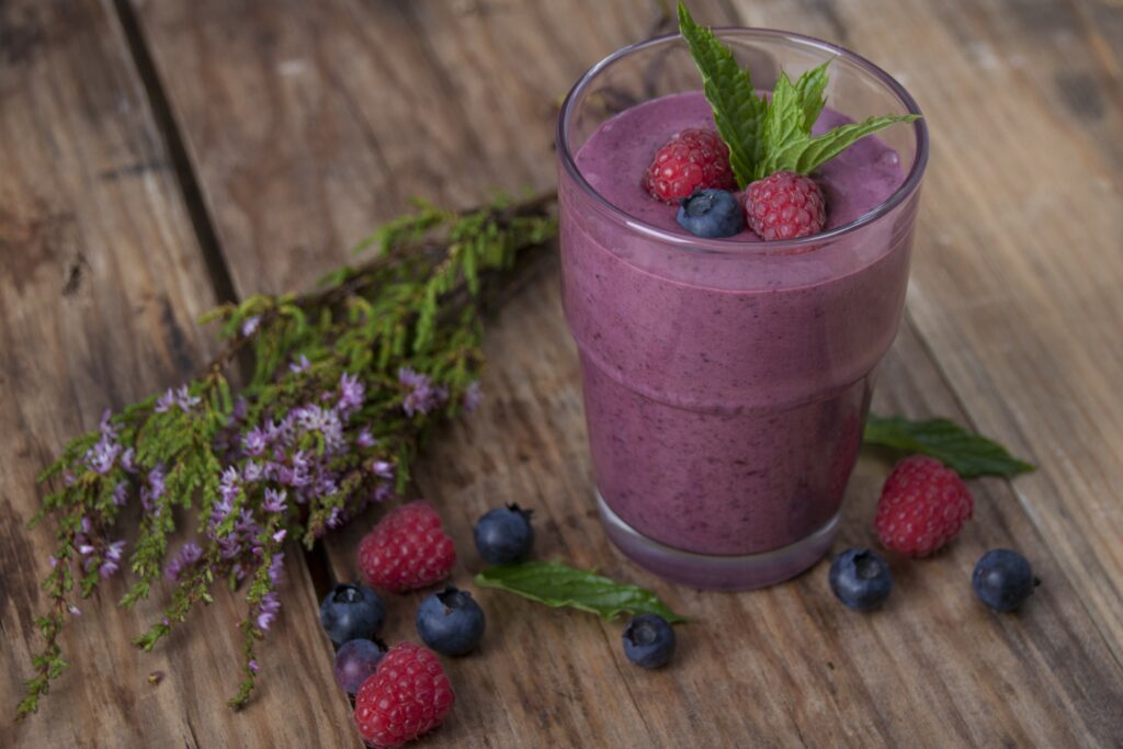Smoothie z chlorellą o smaku owoców leśnych