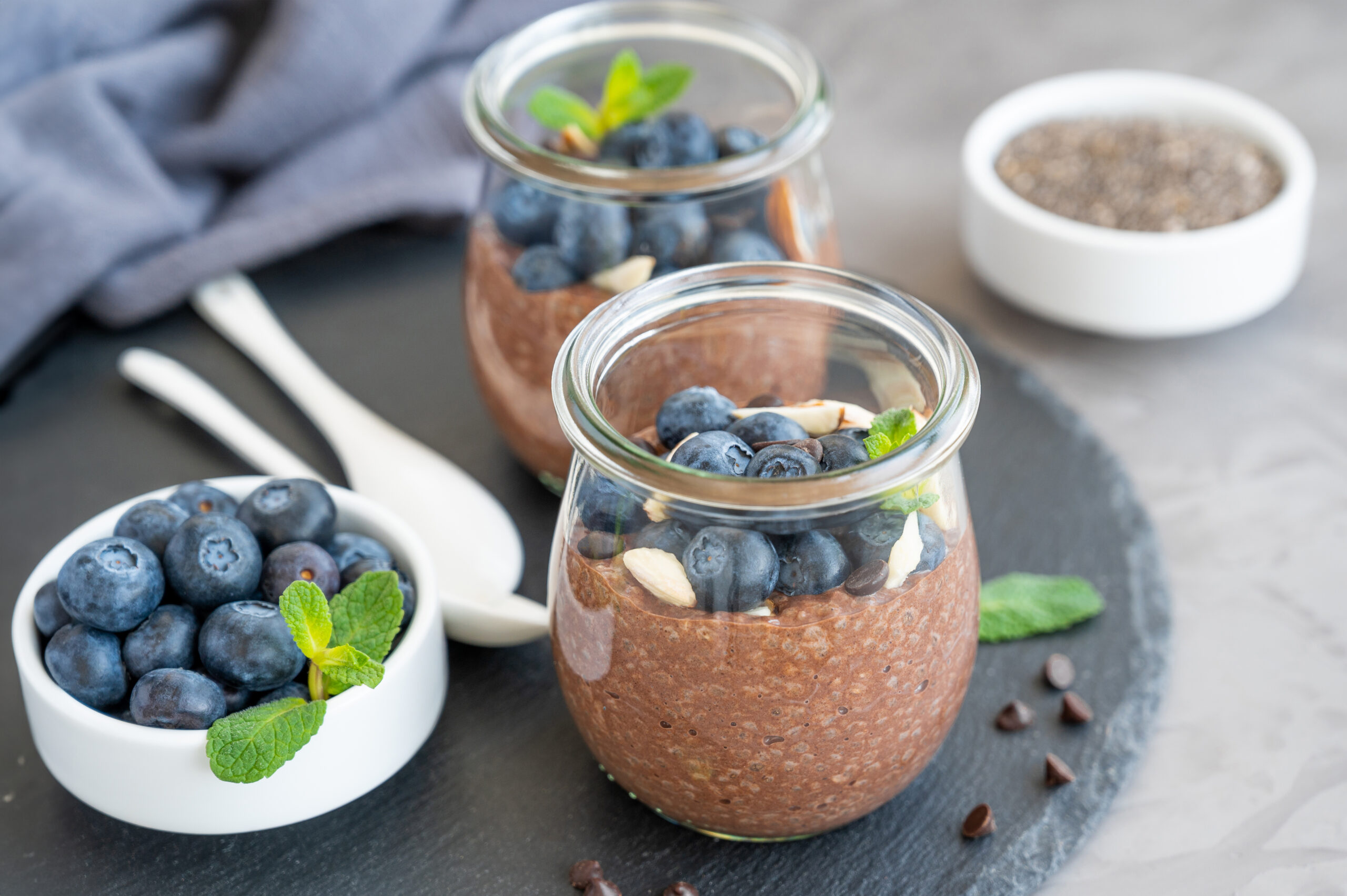 Czekoladowy pudding chia z borówkami