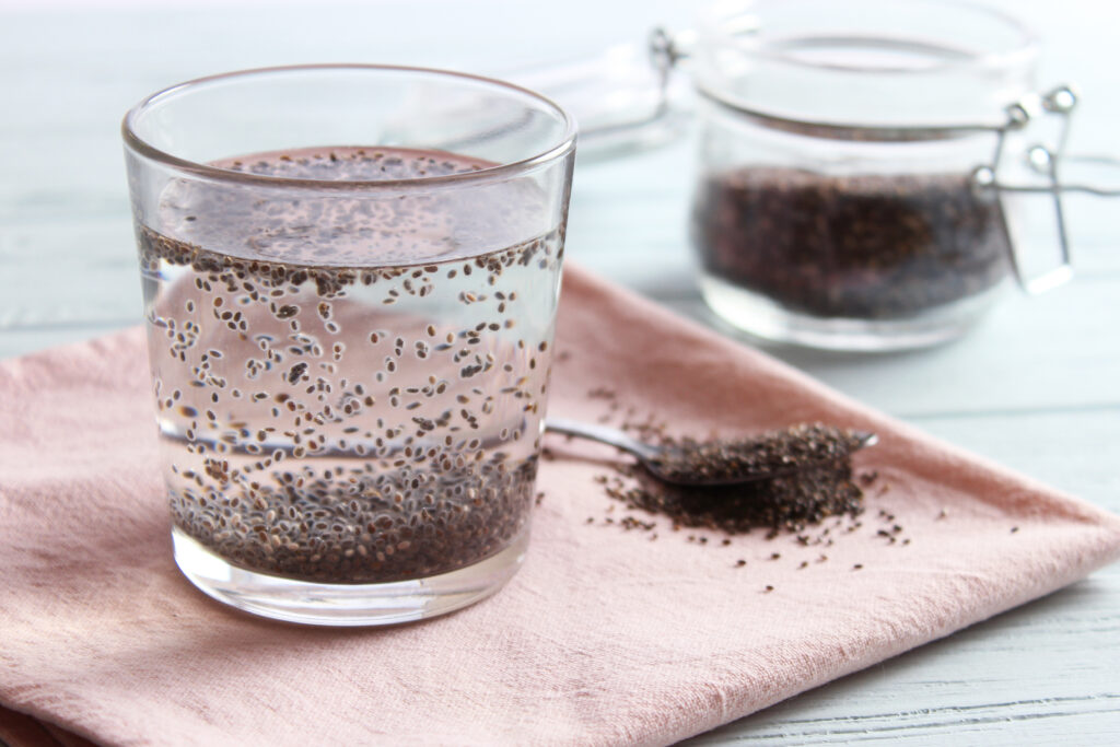 Jednym z popularnych sposobów spożycia nasion chia jest dodawanie ich do płynów, takich jak woda, soki, koktajle czy smoothie. Nasiona chia mają zdolność do absorbowania wody, co powoduje, że pęcznieją i tworzą żelowatą konsystencję. Można je namoczyć w płynie na kilka minut lub nawet na noc, co pozwala im wchłonąć odpowiednią ilość płynu i stać się łatwostrawnym dodatkiem do napojów. Dodatkowo, nasiona chia nie mają intensywnego smaku, co sprawia, że są idealnym dodatkiem do różnych napojów, nie zmieniając ich smaku.
