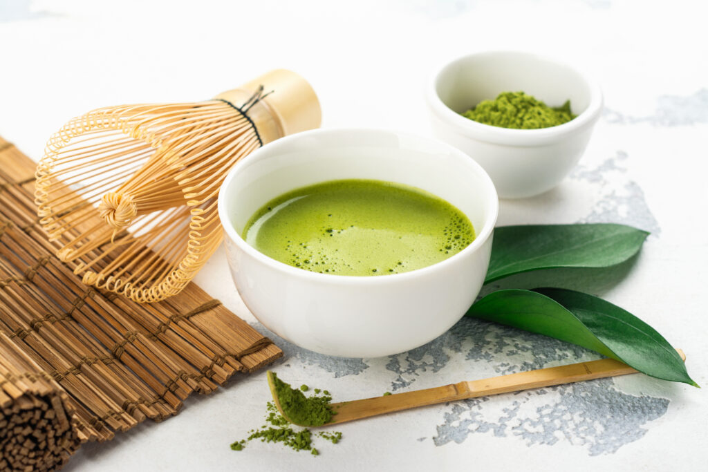 Matcha to wyjątkowy rodzaj zielonej herbaty pochodzący z Japonii, charakteryzujący się intensywnym, zielonym kolorem i niepowtarzalnym smakiem. Jest produkowana z liści krzewów Camellia sinensis, które są specjalnie uprawiane i przetwarzane. Na kilka tygodni przed zbiorem, krzewy te są zacieniane, co zwiększa zawartość chlorofilu i aminokwasów w liściach. Po zbiorach liście są suszone, a następnie mielone na drobny, zielony proszek. Matcha, w przeciwieństwie do tradycyjnej zielonej herbaty, spożywana jest w całości, co pozwala na pełne wykorzystanie jej właściwości zdrowotnych.