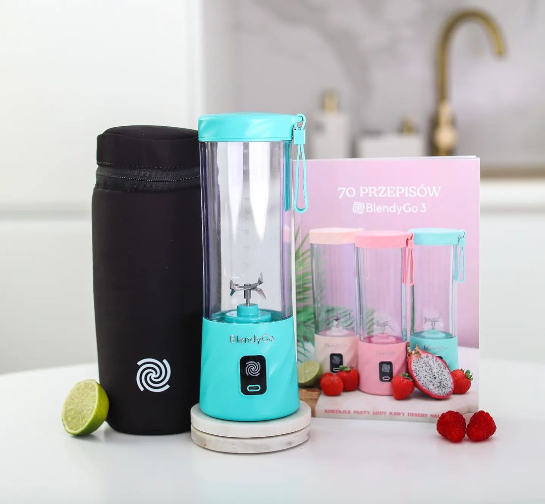 Miętowy bezprzewodowy blender BlendyGo 3 to prawdziwa rewolucja w świecie przenośnych urządzeń kuchennych. Dzięki kompaktowym rozmiarom i ergonomicznej konstrukcji, BlendyGo 3 jest idealnym towarzyszem dla osób prowadzących aktywny tryb życia. Wyjątkowy, miętowy kolor nadaje mu nowoczesny i stylowy wygląd, który doskonale komponuje się z każdym wnętrzem kuchni. Jego bezprzewodowy charakter sprawia, że można go zabrać dosłownie wszędzie – na siłownię, do pracy, na wycieczkę czy piknik, umożliwiając przygotowanie świeżych koktajli i smoothie w każdym miejscu i czasie.