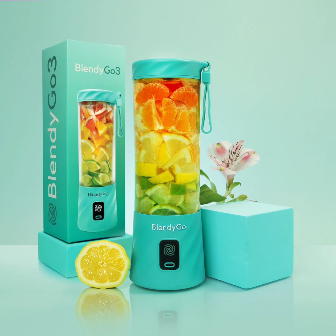 Miętowy bezprzewodowy blender BlendyGo 3 to idealne połączenie eleganckiego designu i niezrównanej funkcjonalności. Jego kompaktowy, nowoczesny wygląd sprawia, że jest nie tylko praktycznym narzędziem kuchennym, ale również stylowym dodatkiem do każdej kuchni. Kolor miętowy dodaje świeżości i nowoczesności, wyróżniając go spośród innych urządzeń na rynku. Dzięki temu blenderowi możesz cieszyć się zdrowymi smoothie, koktajlami czy zupami kremami, gdziekolwiek jesteś – w pracy, na siłowni czy w podróży.